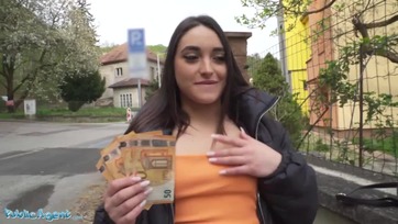 Egy szexis mediterrán kiscsaj szűköcske dresszben készpénzért cumikázza az ügynök bazinagy dákóját Thumb