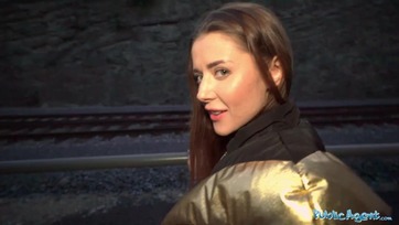 Egy kis zöldhasúért készséggel megmutizgatta a cickóit és a popócskáját majd megízlelgette az anonym ügynök dákóját Thumb