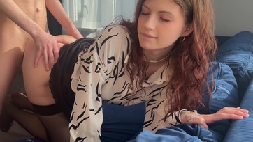 A göndörhajú pszichológusnő óhajtott velem kettyinteni ily módon megdöngettem a tetszetős popóját Thumb