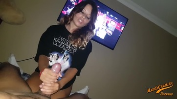 A Csillagok háborúját nézi a kéjenc barnabőrű csaj, miközben a férjecskéje őrülten seggbedugja Thumb
